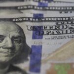Dólar cai ao menor valor desde junho com alta do petróleo