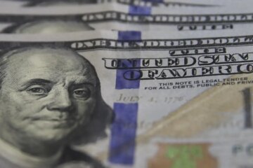 Dólar cai ao menor valor desde junho com alta do petróleo
