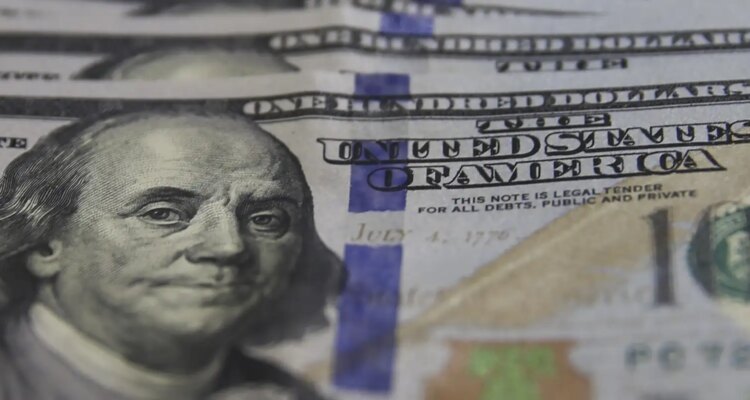 Dólar cai ao menor valor desde junho com alta do petróleo