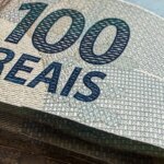 Dólar cai para R$ 5,07, menor nível em um mês; bolsa fica estável