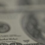 Dólar recua, bolsa cai e petróleo dispara com tensão no Oriente Médio