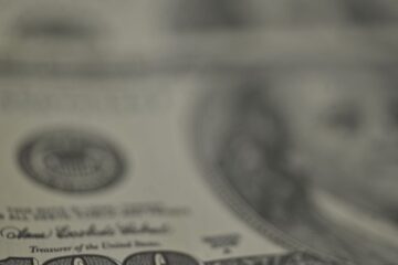 Dólar recua, bolsa cai e petróleo dispara com tensão no Oriente Médio