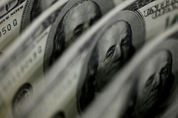 Dólar sobe para R$ 5,11, e bolsa fica estável, apesar de tensão global