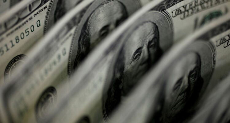 Dólar sobe para R$ 5,11, e bolsa fica estável, apesar de tensão global