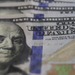 Dólar supera R$ 5,20, e bolsa cai com expectativa por juros nos EUA