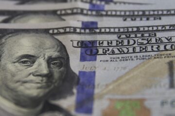 Dólar supera R$ 5,20, e bolsa cai com expectativa por juros nos EUA