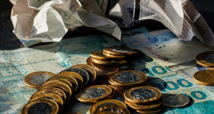 Economia cresce 0,7% em maio, puxada por consumo das famílias, diz FGV
