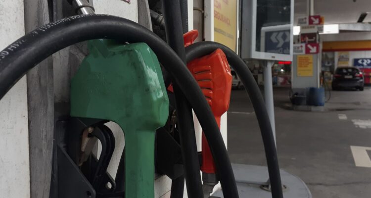 Gasolina com 32% de etanol deve ser R$ 0,03 mais barata, diz ministro