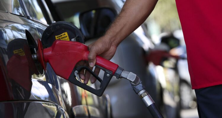 Governo adia reunião que pode aumentar etanol na gasolina para 32%