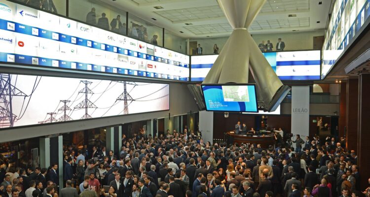Ibovespa volta aos 174 mil pontos com aposta na Selic, e dólar cai