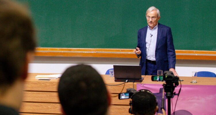 Nobel da economia diz que impacto da IA no emprego é superestimado