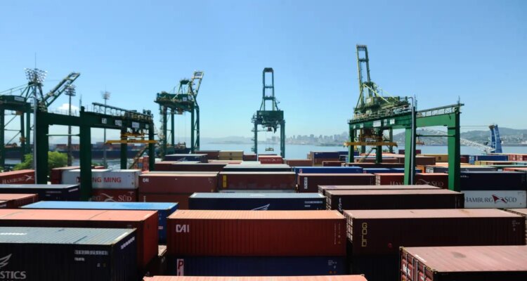 Projeção de superávit comercial é elevada para US$ 90 bilhões 