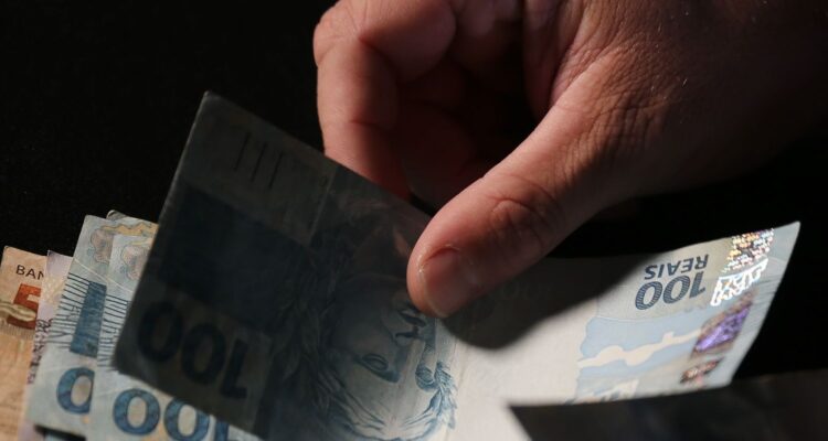 Trabalhadores nascidos em setembro e outubro recebem abono salarial