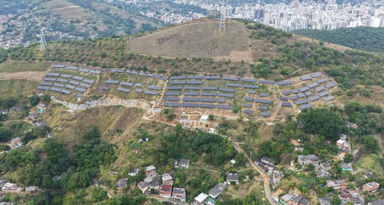 Usina solar em comunidade de Niterói gera energia para 19 creches