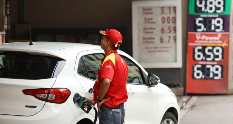 Aumento de etanol na gasolina divide opiniões sobre impacto em carros