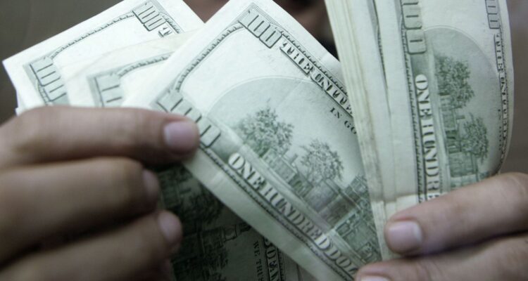 Dólar fecha estável, mas acumula queda de 1,82% em julho
