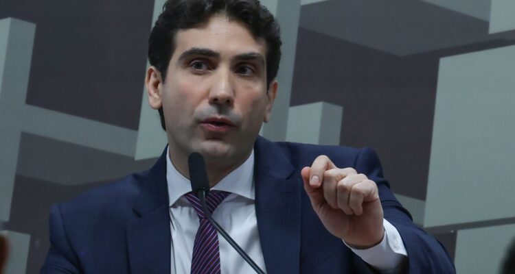 Galípolo critica empresas que pressionam para usar FGC