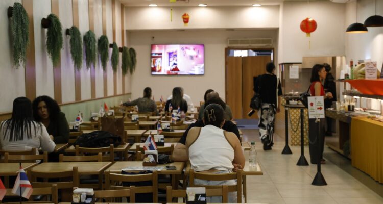 Serviços ocuparam 15,9 milhões e pagaram média de 2,2 mínimos em 2024