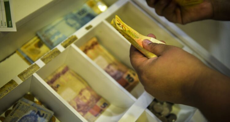 Trabalhadores nascidos em novembro e dezembro recebem abono salarial