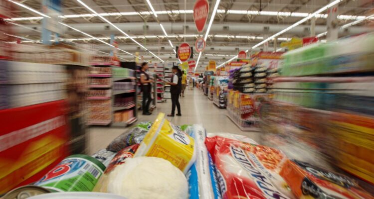 Bolsa Família é reajustado em 15%; medida vale a partir de outubro