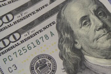 Dólar cai a R$ 5,08 e atinge menor valor em um mês