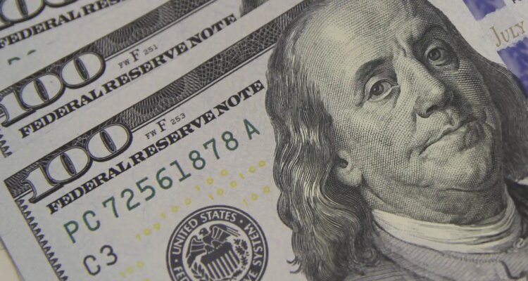 Dólar cai a R$ 5,08 e atinge menor valor em um mês