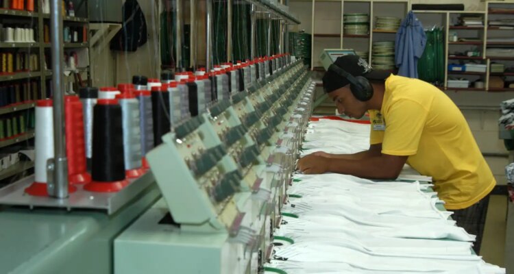 Economia recua 0,4% na passagem de junho para julho, estima FGV