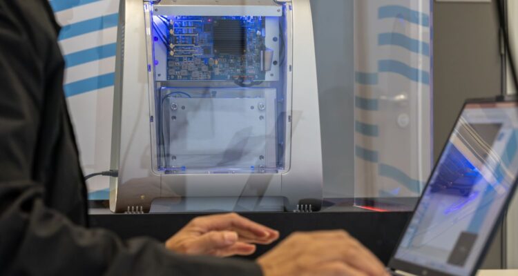 Novo computador quântico educacional passa a ser usado no Senai