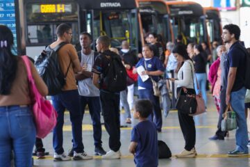 Setor de serviços fica estável em julho e sobe 2,4% em 12 meses