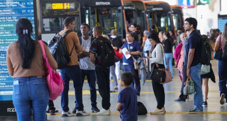 Setor de serviços fica estável em julho e sobe 2,4% em 12 meses