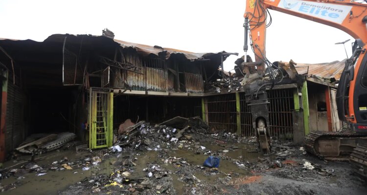 Ceagesp constrói estrutura provisória para atingidos por incêndio