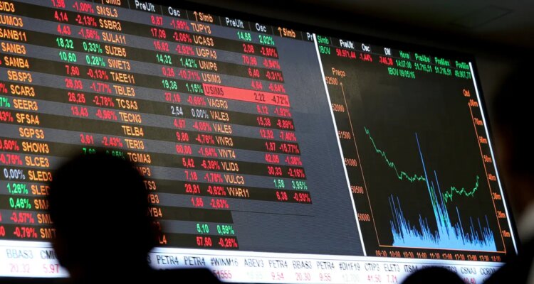 Dólar cai a R$ 5, e bolsa sobe quase 8% após primeiro turno