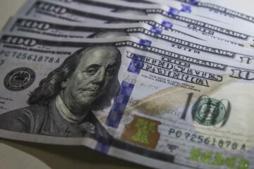 Dólar volta a R$ 5 com ambiente externo e ajuste pós-eleitoral