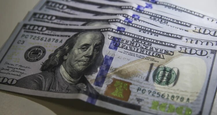 Dólar volta a R$ 5 com ambiente externo e ajuste pós-eleitoral