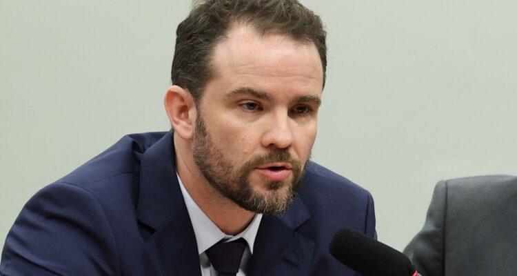 Governo buscará cumprir meta fiscal com diálogo, diz Durigan