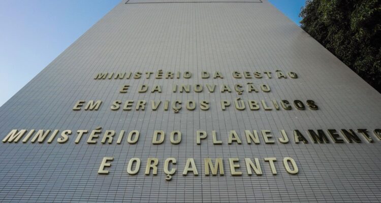 Governo libera R$ 5,2 bilhões para reforçar assistência social e saúde