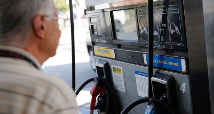 Governo prorroga por um mês subvenção de R$ 2,12 ao diesel