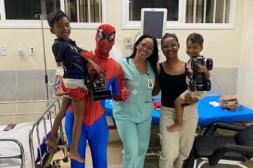 Hospital Regional da Chapada promove ação especial de Dia das Crianças com visita de super-herói