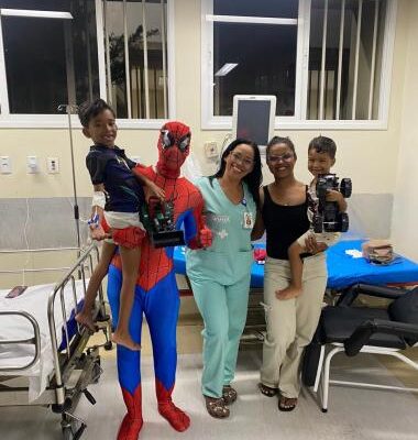 Hospital Regional da Chapada promove ação especial de Dia das Crianças com visita de super-herói