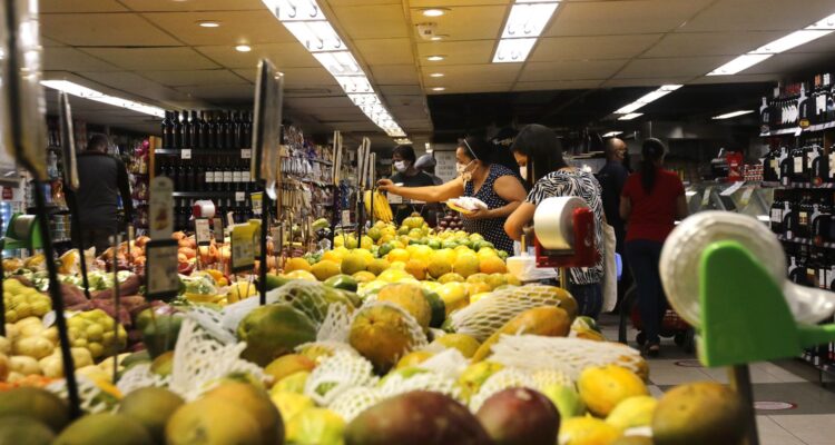 INPC, inflação que corrige salários, acumula 4,29% em 12 meses