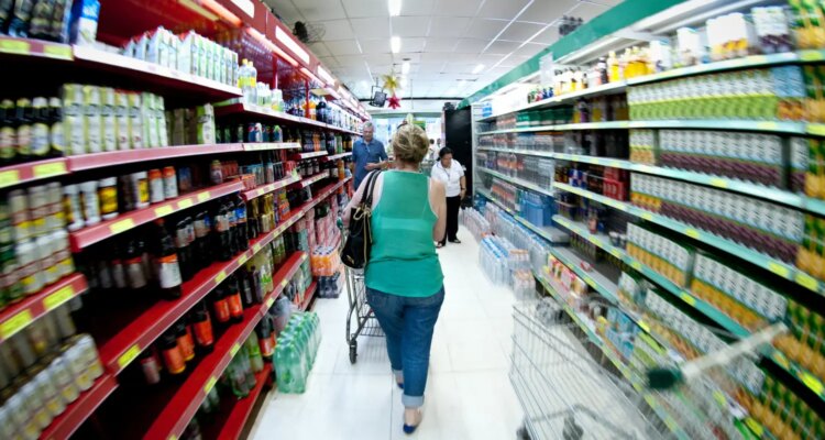 Produção industrial cai 0,6% de julho para agosto, diz IBGE